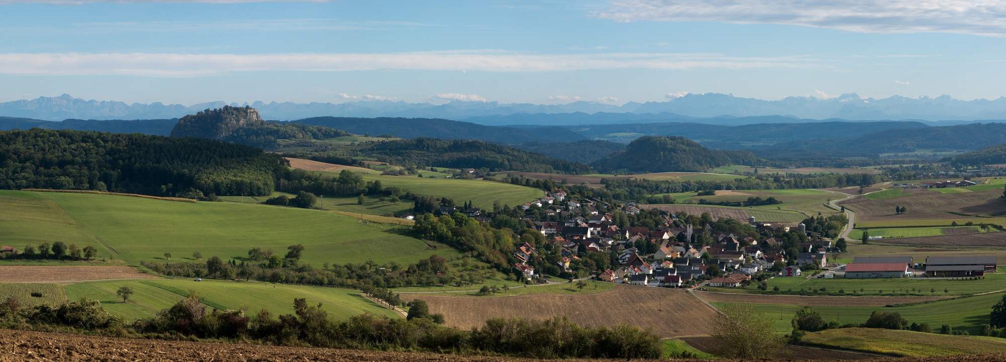 Blick über die Hegaulandschaft mit Hohenkrähen und Alpenkette